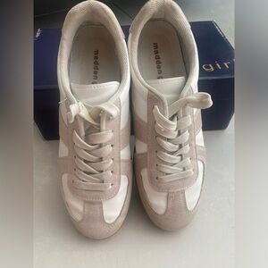 Madden Girl Keener Sneakers . White / Gray